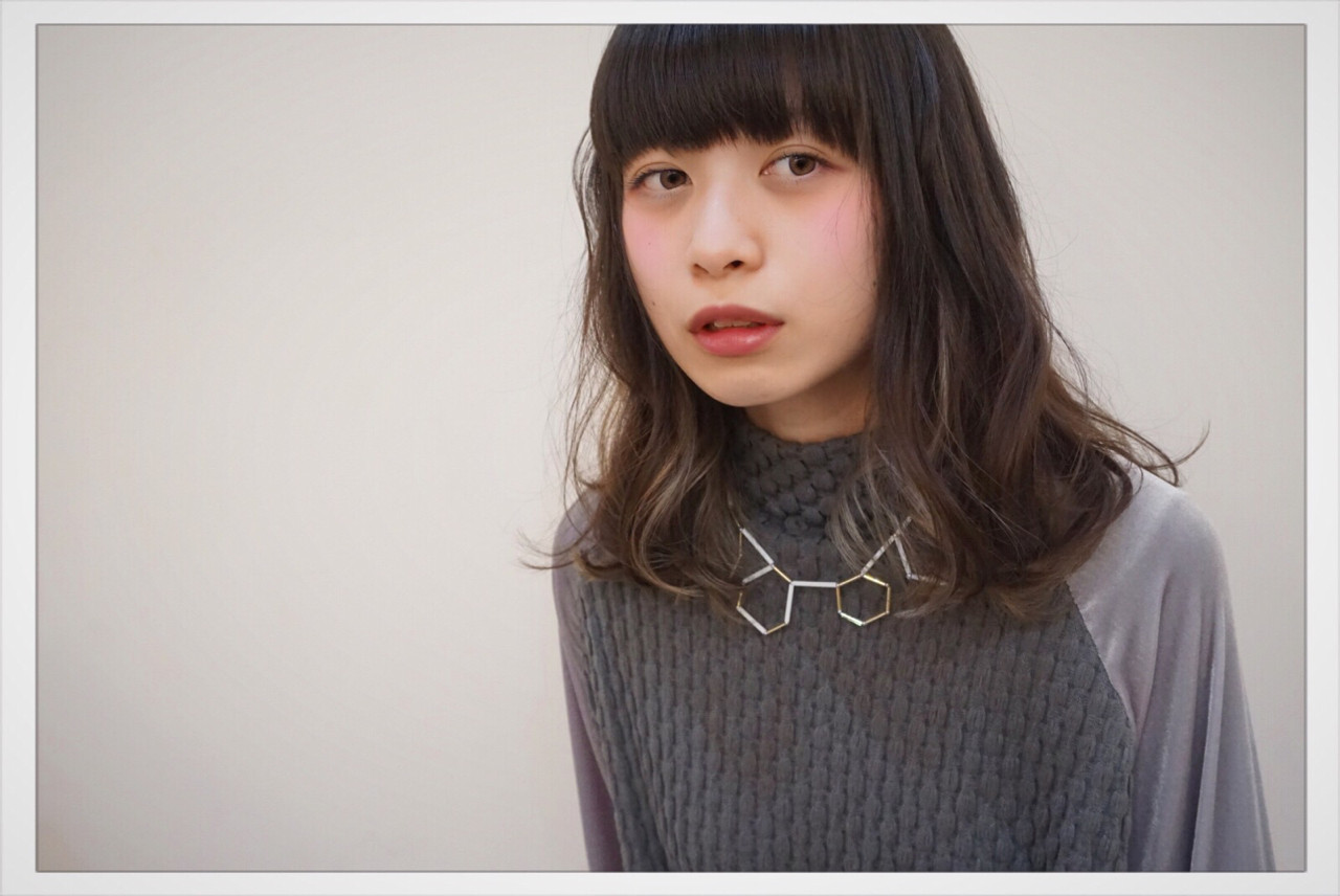 インナーカラーで黒髮を旬髪♡レングス別にハイライト〜バレない髪まで紹介! 小島 翼 / e.m.a INTERNATIONAL